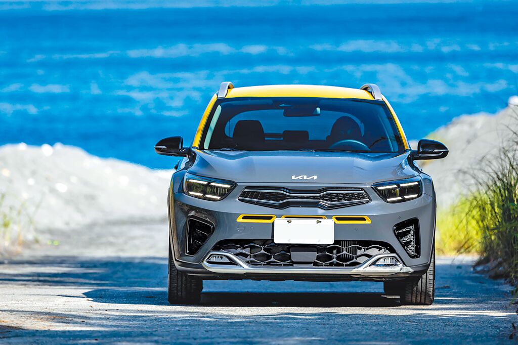 Kia Stonic享首年3999元低月付或低頭款2.2萬元,及5年不限里程全車原廠保固。(台灣森那美起亞提供)